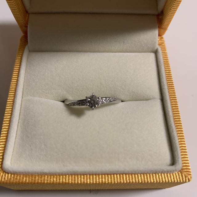 【ケイウノ ブライダル(K.UNO BRIDAL)の口コミ】 デザインはシンプルに近く少し凝った感じがあり、相手に合っていると感じ…