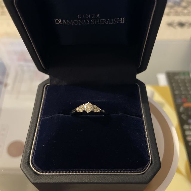 【銀座ダイヤモンドシライシの口コミ】 指輪のデザインは0.3ct弱をメインに横から見るとブーケのように見えるもの…