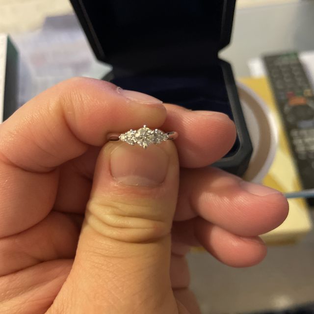 【銀座ダイヤモンドシライシの口コミ】 指輪のデザインは0.3ct弱をメインに横から見るとブーケのように見えるもの…