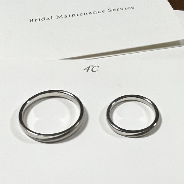 【4℃ BRIDAL(ヨンドシーブライダル)の口コミ】 艶消しのデザインが気に入りました。女性用にはダイヤが付いてましたが、…