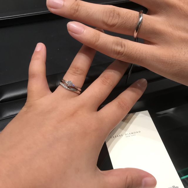 【ラザール ダイヤモンド(LAZARE DIAMOND)の口コミ】 形はストレートでありながら、ウェーブのような動きのあるデザインが良い…