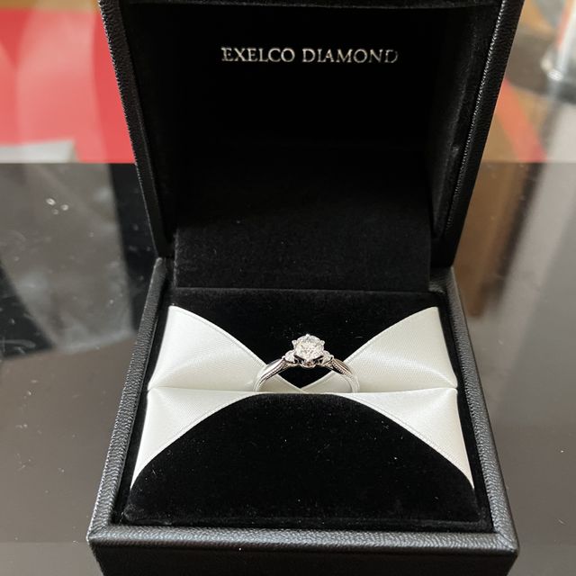【エクセルコダイヤモンド(EXELCO DIAMOND)の口コミ】 リングの両側に小さなダイヤがついており、軽やかなカーブが華やかな印象…