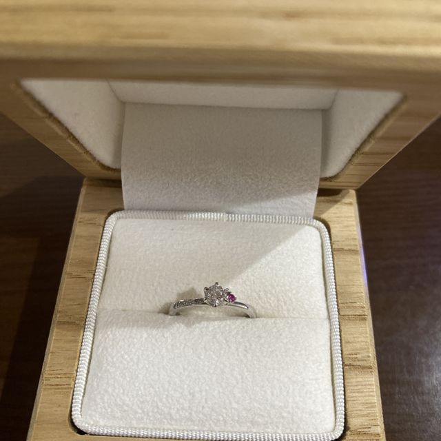 【山陰と旅する指輪の口コミ】 ダイヤモンドの横に小さな赤いルビーがあしらってあり、一目見てかわいい…