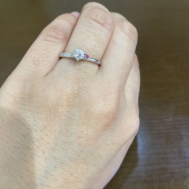 【山陰と旅する指輪の口コミ】 ダイヤモンドの横に小さな赤いルビーがあしらってあり、一目見てかわいい…