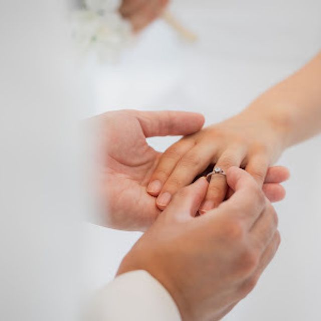 【山陰と旅する指輪の口コミ】 ダイヤモンドの横に小さな赤いルビーがあしらってあり、一目見てかわいい…