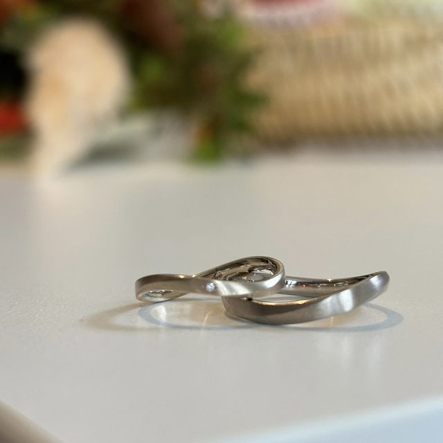 【mina.jewelry(ミナジュエリー)の口コミ】 まず指輪のデザイン性に一目惚れでした。
他のジュエリーショップへ下見も…