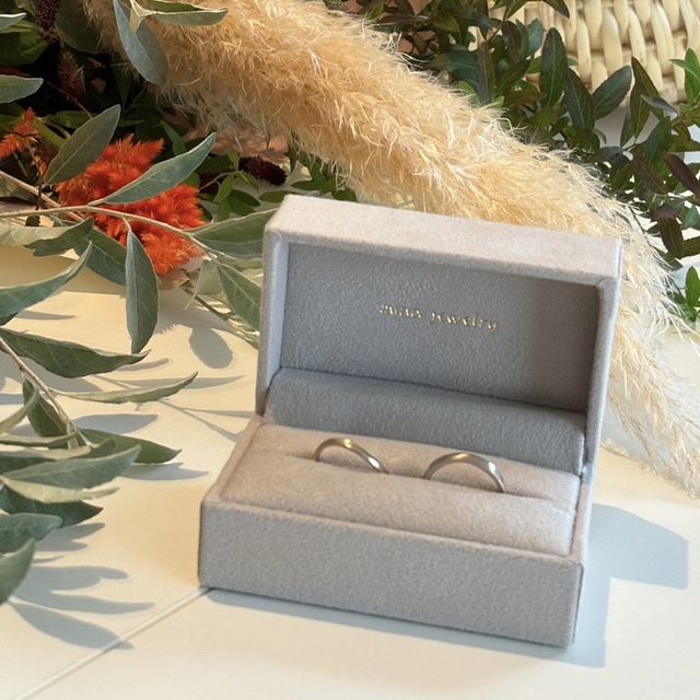 【mina.jewelry(ミナジュエリー)の口コミ】 まず指輪のデザイン性に一目惚れでした。
他のジュエリーショップへ下見も…
