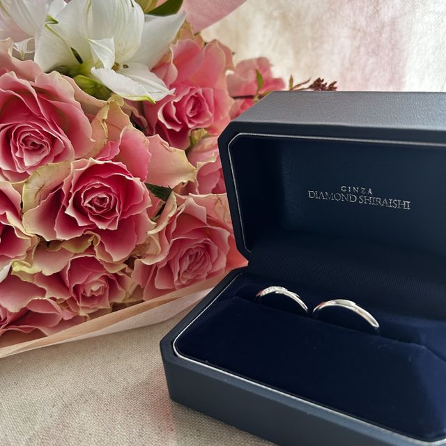 【銀座ダイヤモンドシライシの口コミ】 何個も試着させてもらって
シンプルすぎず、主張しすぎない、
一生つけて…