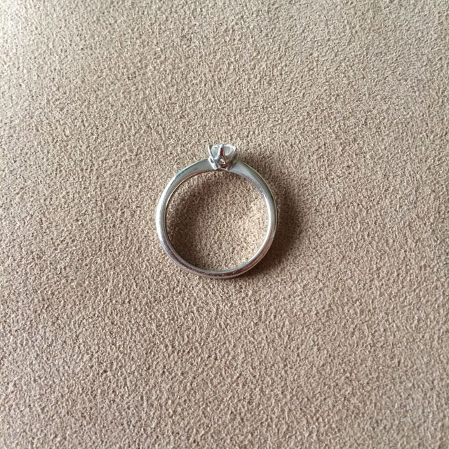 【ROCCA(ロッカ)の口コミ】 リングの形はシンプルで、飽きがこないような、オーソドックスな形が良か…