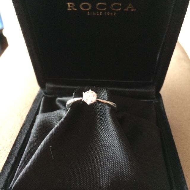 【ROCCA(ロッカ)の口コミ】 リングの形はシンプルで、飽きがこないような、オーソドックスな形が良か…