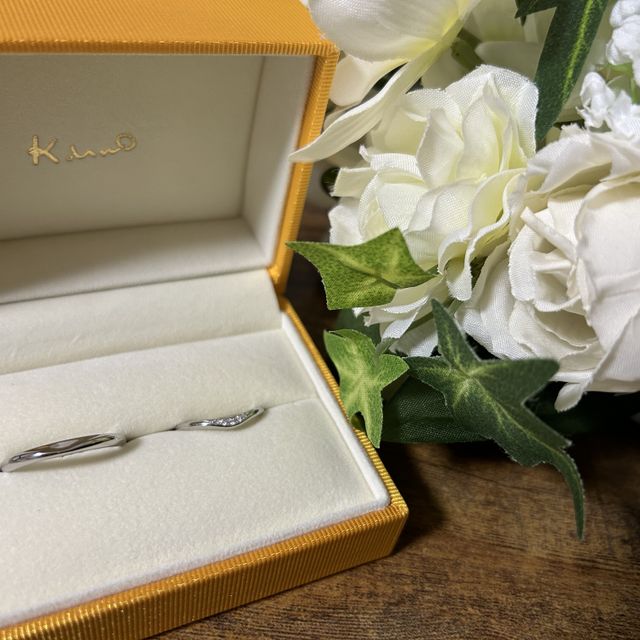 【ケイウノ ブライダル(K.UNO BRIDAL)の口コミ】 指輪のデザインに一目惚れした為。V状の模様が指を長く見せ、婚約指輪との…