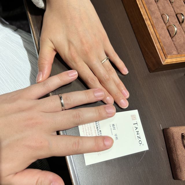 【TANZO.(鍛造指輪)の口コミ】 オーダーで好きなデザインを選べるところです。
ラインを入れる際に、縦の…
