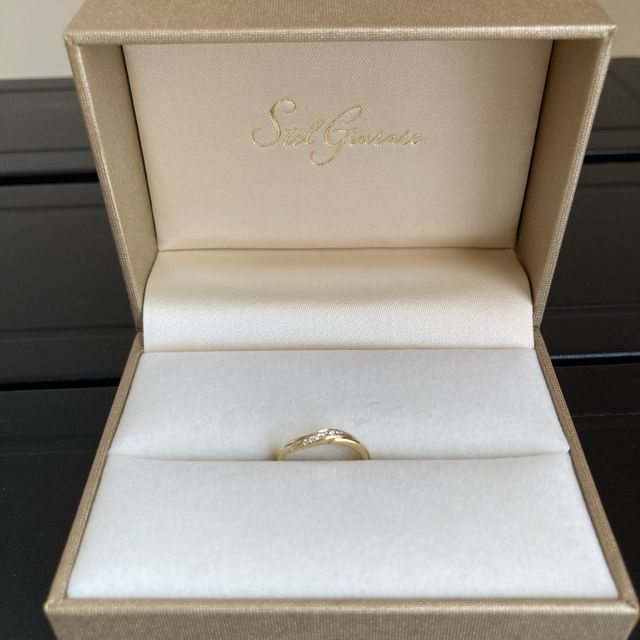 【Stel Giurare(ステルジュラーレ)の口コミ】 指輪に対する知識がまるでなく、つけた感じと見た目重視で選んでいたので…