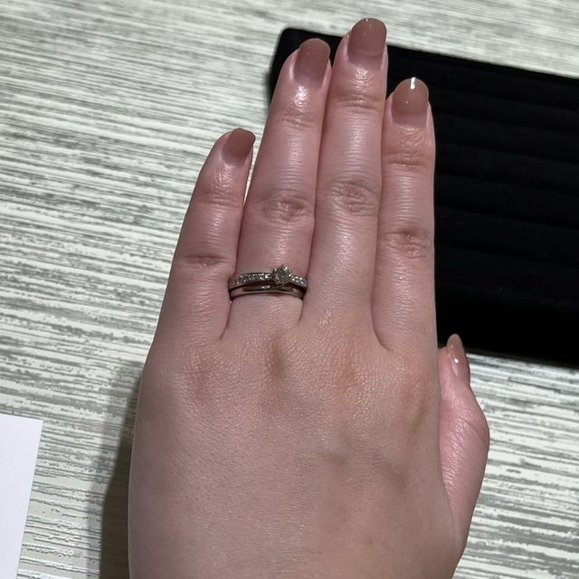 【TRECENTI(トレセンテ)の口コミ】 真ん中に向かってきゅっと狭くなっていき、中心には輝きが美しいダイヤが…