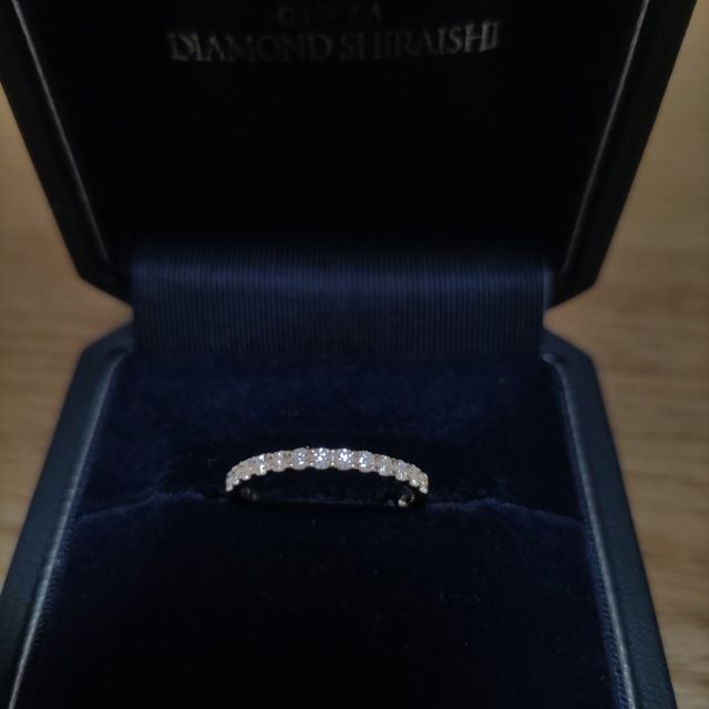 【銀座ダイヤモンドシライシの口コミ】 ハーフエタニティリングを希望していたので結婚指輪と重ねて華やかになる…