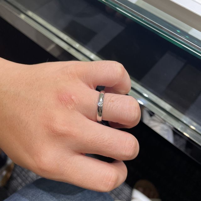 【ラザール ダイヤモンド(LAZARE DIAMOND)の口コミ】 デザインはシンプルで普段使いにとても良いと思いました。私が欲しいエタ…