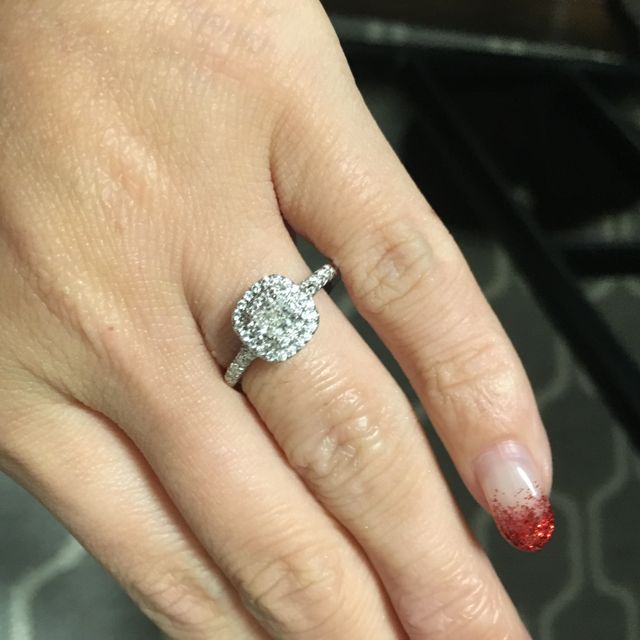 【ティファニー(Tiffany & Co.)の口コミ】 立て爪じゃない、普段使い出来るデザインのものを探していました。中央の…