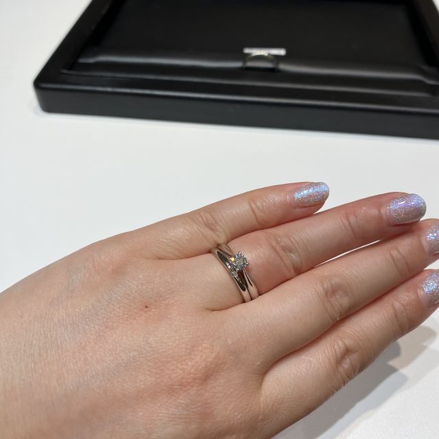 【ラザール ダイヤモンド(LAZARE DIAMOND)の口コミ】 ソリティアリングを探していて、シンプルさに惹かれました。4爪なのもポイ…