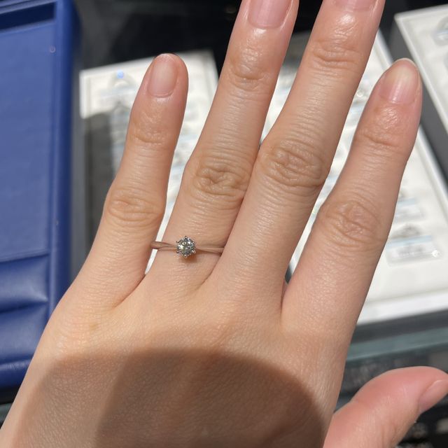 【銀座ダイヤモンドシライシの口コミ】 王道のシンプルかつ可愛らしいデザイン。ダイヤモンドに向かってリングが…