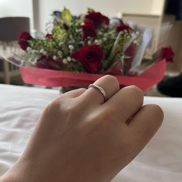 【ケイウノ ブライダル(K.UNO BRIDAL)の口コミ】 シンプルながらも変化のある指輪を求めており、カーブが入っているフォル…