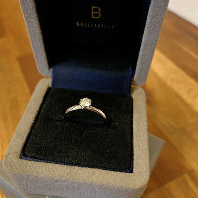 【BRILLIANCE+(ブリリアンスプラス)の口コミ】 シンプルなデザインで、
サイドにメレダイヤが輝き、
真ん中のダイヤがと…