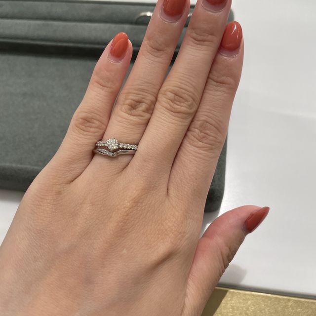 【MAGNOLIA WHITE JEWELRY(マグノリアホワイトジュエリー)の口コミ】 Vラインで指を細く見せてくれます。ダイヤモンドの部分が少し立体感があり…