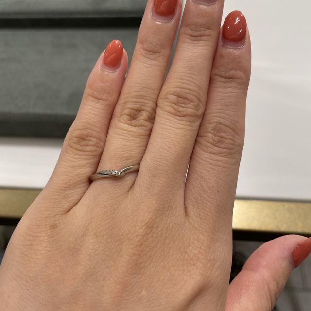 【MAGNOLIA WHITE JEWELRY(マグノリアホワイトジュエリー)の口コミ】 Vラインで指を細く見せてくれます。ダイヤモンドの部分が少し立体感があり…