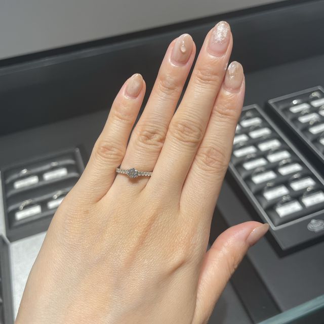 【銀座ダイヤモンドシライシの口コミ】 ハーフエタニティのリングの真ん中に一石ダイヤモンドが輝くデザインが、…