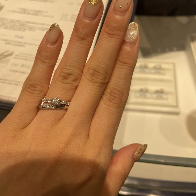 【銀座ダイヤモンドシライシの口コミ】 ストレートラインかVラインで迷っていましたが、スタッフの方に指の太さや…