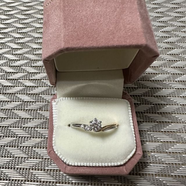 【LOVE NOTESの口コミ】 先に結婚指輪を他店で購入していたので、それと合うV字のデザインが決め手…