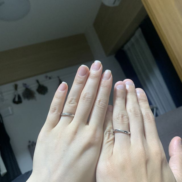 【銀座ダイヤモンドシライシの口コミ】 デザインがとにかく素敵でした！
少しうねりのあるデザインを探していてピ…