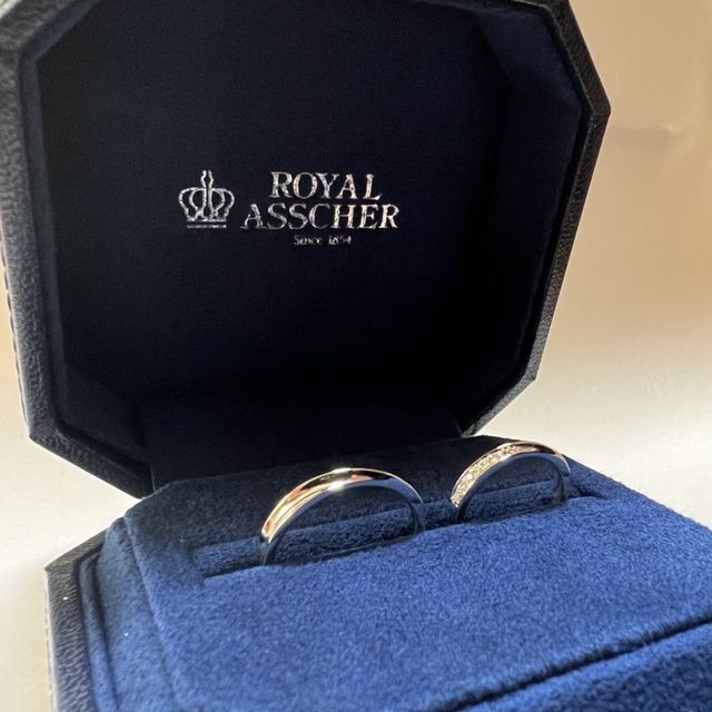 【ROYAL ASSCHER(ロイヤル・アッシャー)の口コミ】 デザインが気に入り、購入しました。
ダイヤモンドが中心から外れたところ…