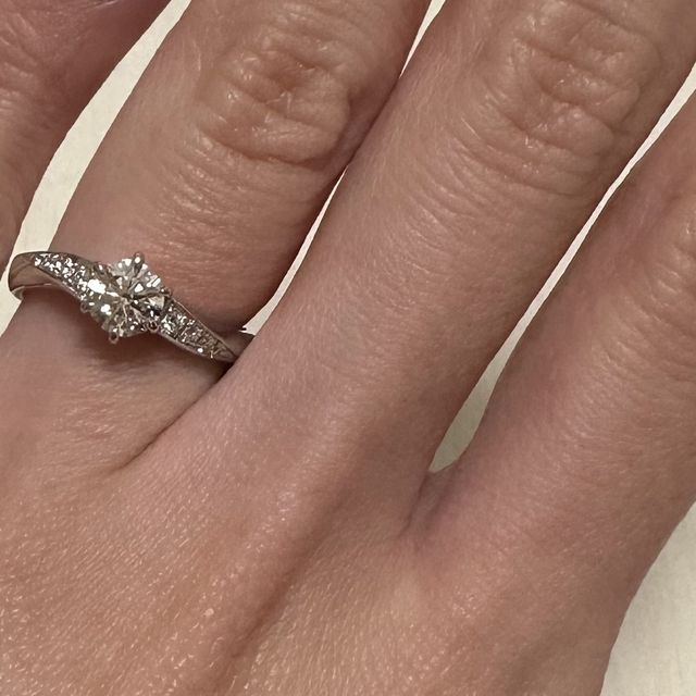 【GALA JEWELRY(ガラジュエリー)の口コミ】 真ん中のダイヤが目立ち、かつシンプルすぎないウェーブ型のデザインを探…