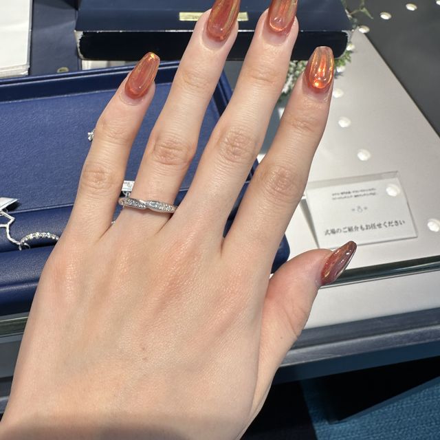 【銀座ダイヤモンドシライシの口コミ】 試着したこちらのリングは、ダイヤもたくさん付いてますし厚みがありゴー…