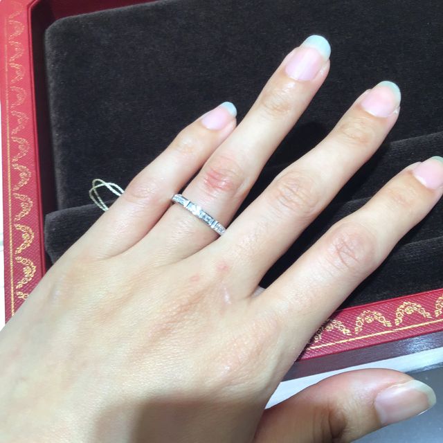 【カルティエ(Cartier)の口コミ】 つけると直線的なのに、横はまるっこくてかわいいです。試着してみると、…