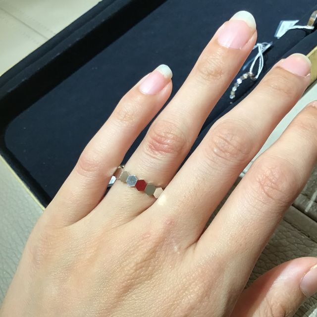 【ショーメ(CHAUMET)の口コミ】 ハニカムのデザインがとっても可愛いです。
2.5mmだと婚約指輪とピッタリ…