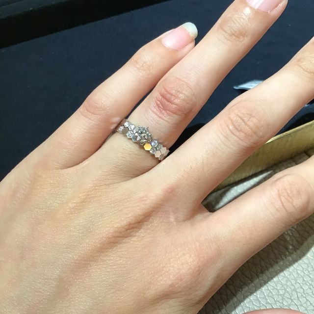 【ショーメ(CHAUMET)の口コミ】 ハニカムのデザインがとっても可愛いです。
2.5mmだと婚約指輪とピッタリ…