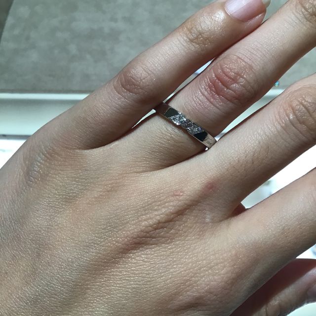 【ヴァン クリーフ＆アーペル(Van Cleef & Arpels)の口コミ】 細身の3mmはリボン状にダイヤがついていて、太い4mmの方は菱形にダイヤが1…