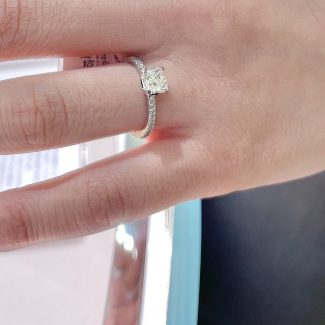 【ティファニー(Tiffany & Co.)の口コミ】 プリンセスカットとバンドの細さがよりフェミニンな印象でした。爪は四つ…