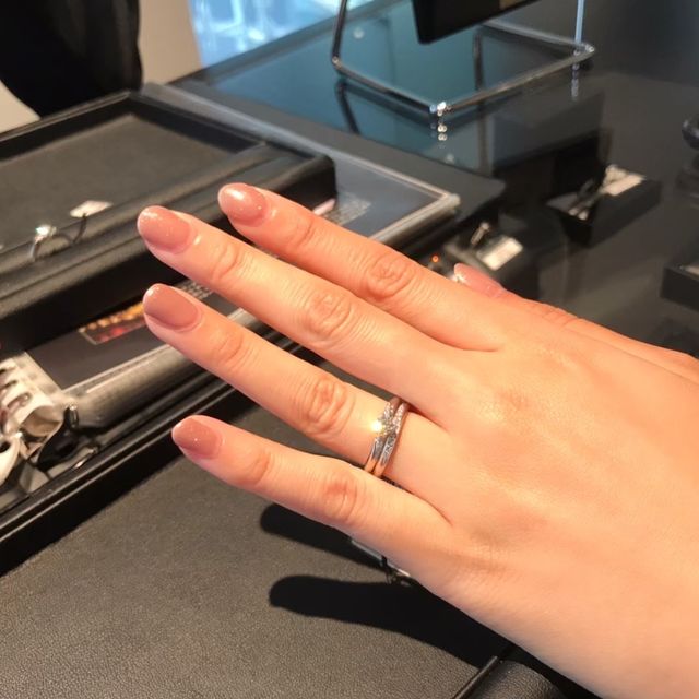 【エクセルコダイヤモンド(EXELCO DIAMOND)の口コミ】 結婚指輪と婚約指輪をセットにすることで、
より輝きが増し、きらきら感が…