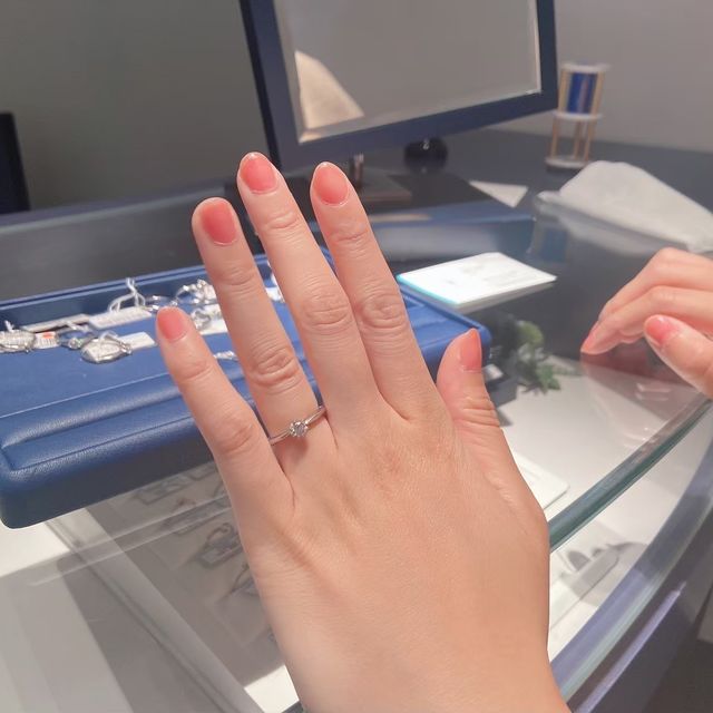 【銀座ダイヤモンドシライシの口コミ】 華奢な女性の手に、きらりとひとつ輝くダイヤモンド。まさにそのようなイ…