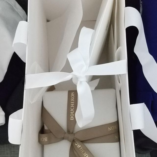 【ブシュロン(BOUCHERON)の口コミ】 素材はプラチナ、ダイヤ等付いてないシンプルなものがいいということ以外…