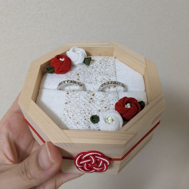 【ブシュロン(BOUCHERON)の口コミ】 素材はプラチナ、ダイヤ等付いてないシンプルなものがいいということ以外…