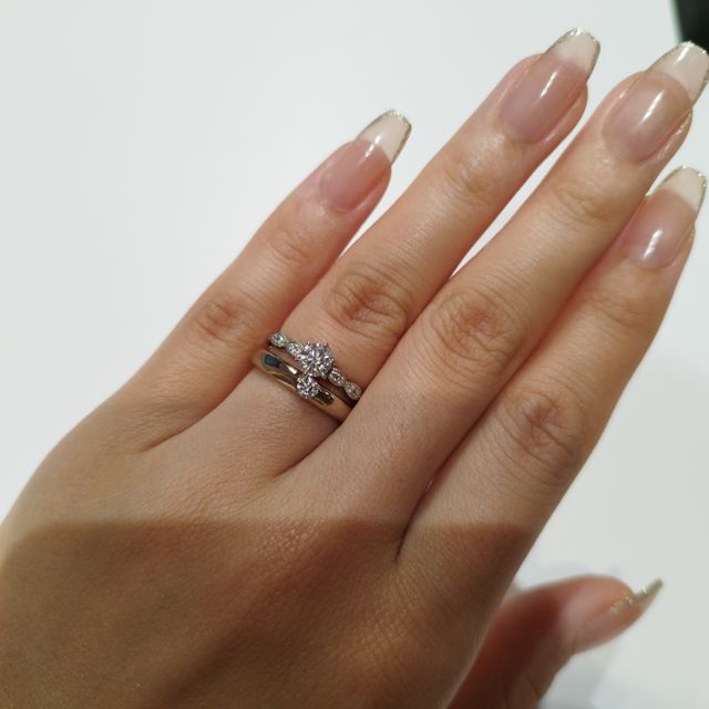 【BRILLIANCE+(ブリリアンスプラス)の口コミ】 婚約指輪は、普段遣いもできそうなカジュアルな感じと華やかなところに惹…