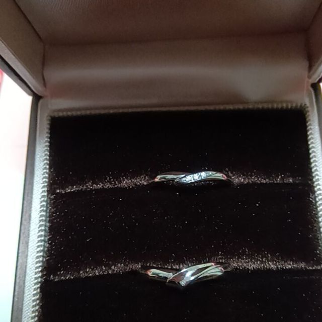 【アイプリモ(I-PRIMO)の口コミ】 婚約指輪と重ね付けをしたくて、同じブランドを選びました。新郎、新婦で…