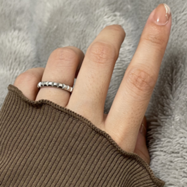 【ブシュロン(BOUCHERON)の口コミ】 ①ダイヤに負けないキラキラな輝き。②シンプルながら唯一無二のお洒落なデ…