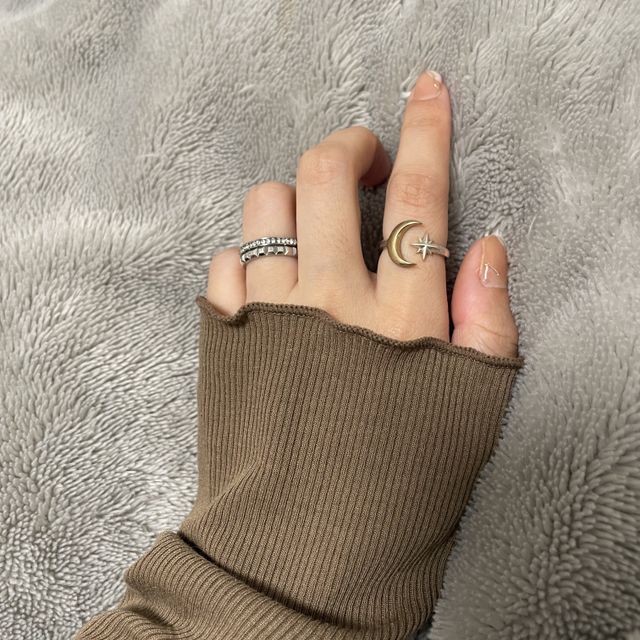 【ブシュロン(BOUCHERON)の口コミ】 ①ダイヤに負けないキラキラな輝き。②シンプルながら唯一無二のお洒落なデ…