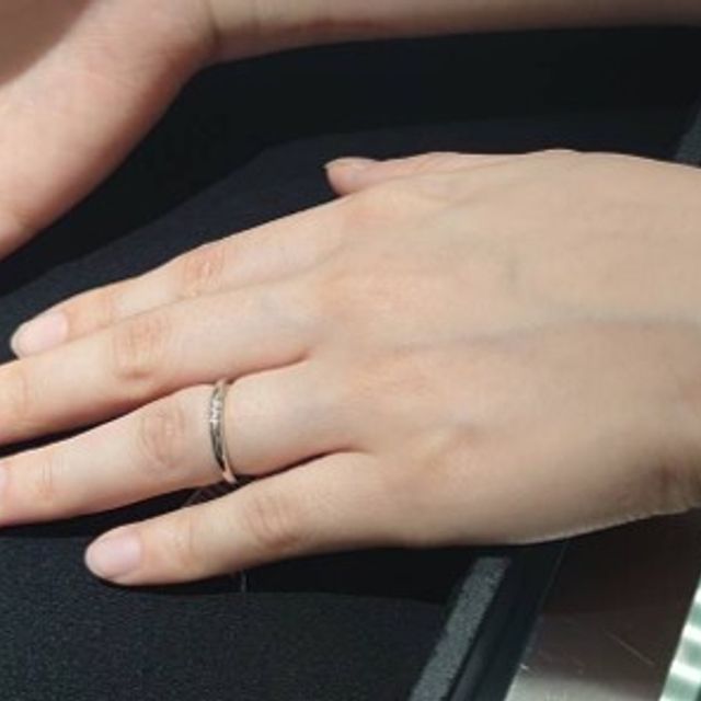 【ラザール ダイヤモンド【取扱店販売】の口コミ】 スリーサイドという名の通り、リングの2側面にもダイヤがついており、上か…