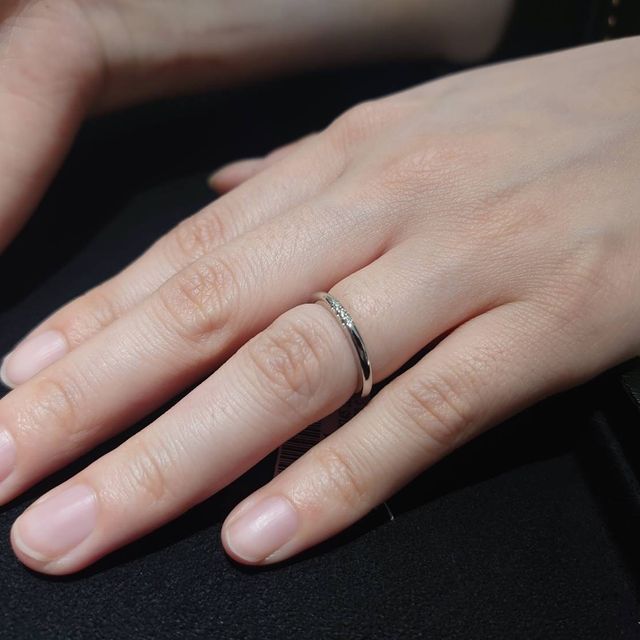 【ラザール ダイヤモンド【取扱店販売】の口コミ】 スリーサイドという名の通り、リングの2側面にもダイヤがついており、上か…