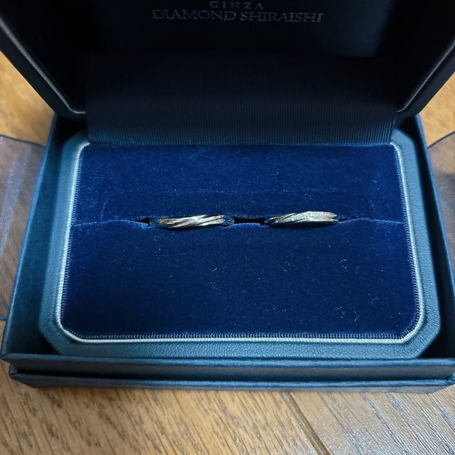 【銀座ダイヤモンドシライシの口コミ】 ペアデザインであったことと、婚約指輪とライン合わせしてもらえる点です…